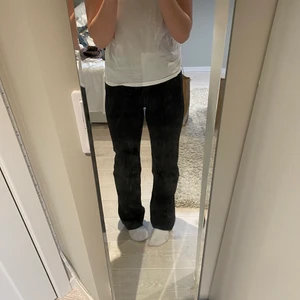 Svarta straight jeans från weekday! - Ett par fina rowe weekday jeans svarta, som är i bra skick, jag har inte använt dom jätte mycket då dom var lite tighta i midjan. Köpta i sen sommar! Orginal pris 500kr!! Men perfekt långa som går precis över skon, jag är ca 165cm