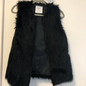 Perfekt vår pälsväst fake päls! - Knappt använd med dragkedja som ej syns!