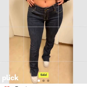 Jeans med slits - Ett par byxor jag köpte här på Plick men var ALDELLES för små :( ville så gärna använda dom men nu när dom inte passar mig så säljer jag vidare dom 💕 köpte för 250 (inkl frakten), buda!