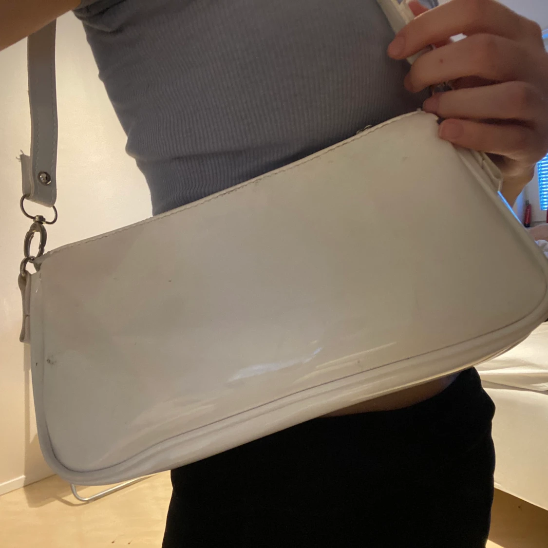 Glansig vit väska  - 90
