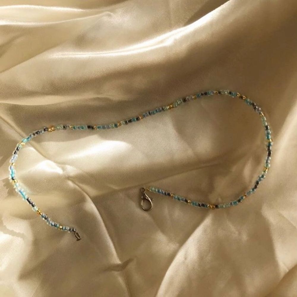 STORM NECKLACE ⚡️🌪 säljer ett handgjort halsband av glaspärlor 79kr men eftersom att det är rea tills 8 maj så är det rea på 59kr 💕 Passa på nu!! Också perfekt smycke inför sommaren med fina toppar ju 😍 Instagram @designbyliya_ ❗️❗️❗️. Accessoarer.