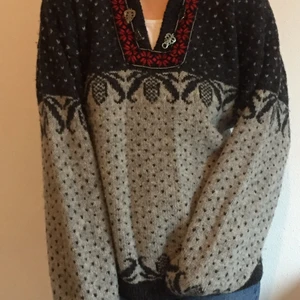 Stickad lusekofta - Varm och mysig lusekofta i ok skick! Har vissa små hål i sig på baksidan (därav lägre pris). Köparen betalar frakt men kan även mötas upp i Malmö.