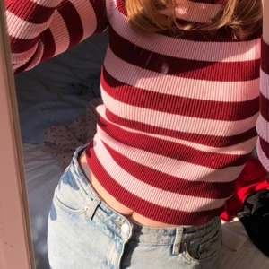 Randig topp - Jätteskön rosa-randig topp från bikbok. Väldigt stretchig i materialet. Passformen är liiite som en crop top på mig (som vanligtvis är en S/36:a💗 Möts helst upp (Stockholm) men frakt kan nog lösas (köparen står isåfall för frakten)