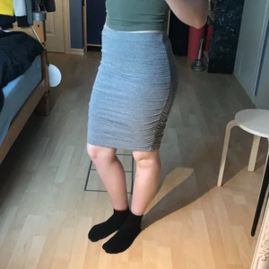 Snygg, grå kjol med ruffels på sidorna - Snygg, måttligt använd, väldigt bekväm