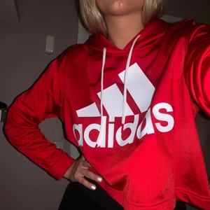 Adidas crop hoodie - Oversize crop top hoodie köpt i London för 600kr. Stor luva. Storlek Large. 
