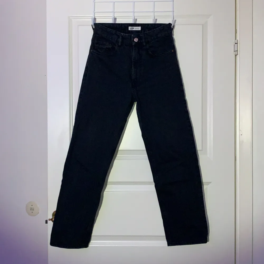 Ett par svart mom jeans från Zara storlek 34. Jag är 155 cm lång. Kontakta om frågor/ mer information. . Jeans & Byxor.