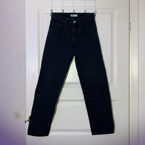 Ett par svart mom jeans från Zara storlek 34. Jag är 155 cm lång. Kontakta om frågor/ mer information. 