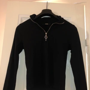 Långarmad tröja med zip  - Ett plagg som är stilrent och basic.