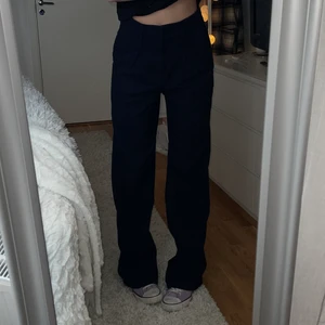 LÅÅÅNGA byxor - Jag är 176 cm och på mig är dom liksom fööör långa hahah🙄🙄🙄 Storlek 34 men dom är stora på mig som är 36/38 så en ”vanlig” 34 kan inte ha dom 🥲🥲