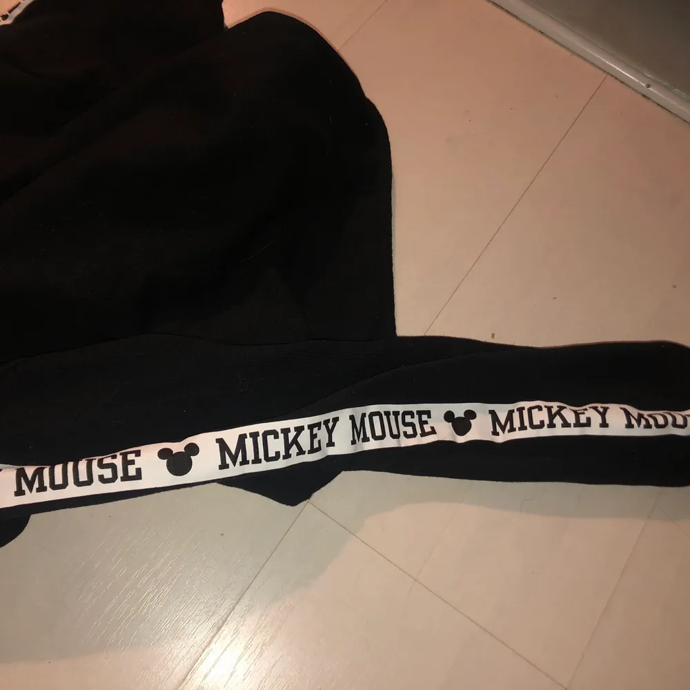 Mickey mouse hoodie från H&M storlek 170 för 14+ enligt h&m ,Väldigt fint skick använts en gång, Som ny.. Hoodies.