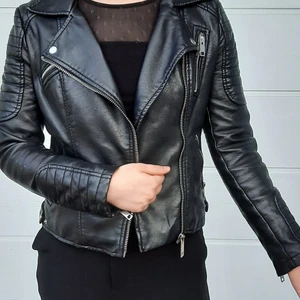 Skinnjacka  - Sparsamt använd skinnjacka från Zara. Är i strl M, men skulle säga att den är mer utav en S/XS i storleken 