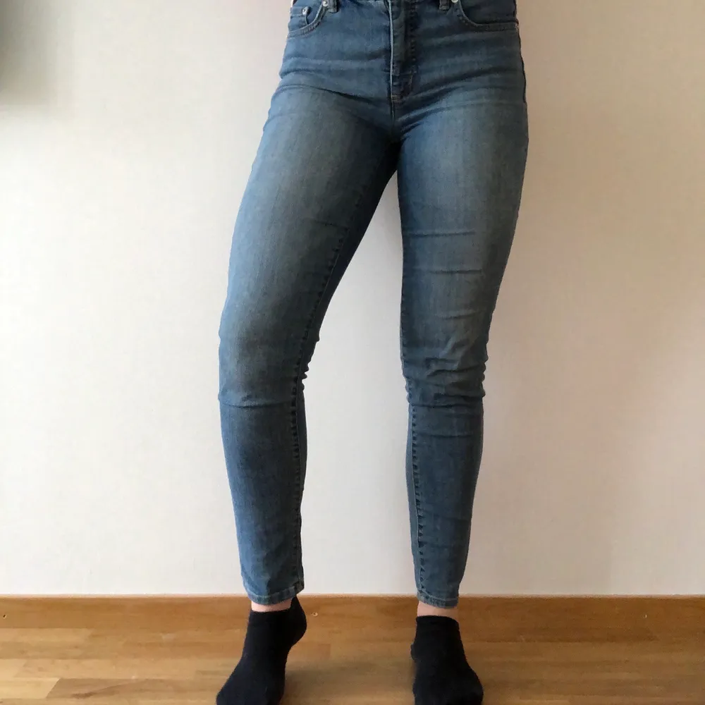 Ralph Lauren Jeans som är använda ett fåtal gånger, säljer för att de är för stora. Storleken är 4 och jag vet inte vad de kan vara i Sverige men skulle gissa på M för jag har S i vanliga fall. Om du har tveksamheter för storleken hör av dig så kollar vi upp de tillsammans. Jeans & Byxor.