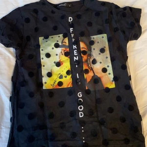 En prickig tröja  - en prickig tröja med en bild på.