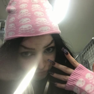 matchande mössa o fingervantar - nyskick använd typ en gång ✨✨ skriv om du undrar nåt o pris går alltid att diskutera ✨✨💞💞