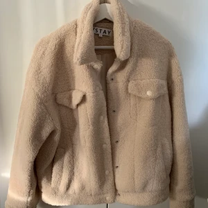 TeddyJacka - Säljer denna Teddy jacka! Storlek S. Jackan är i fint skick!! Kan mötas upp i Örebro/arboga, annars står köparen för frakt. 