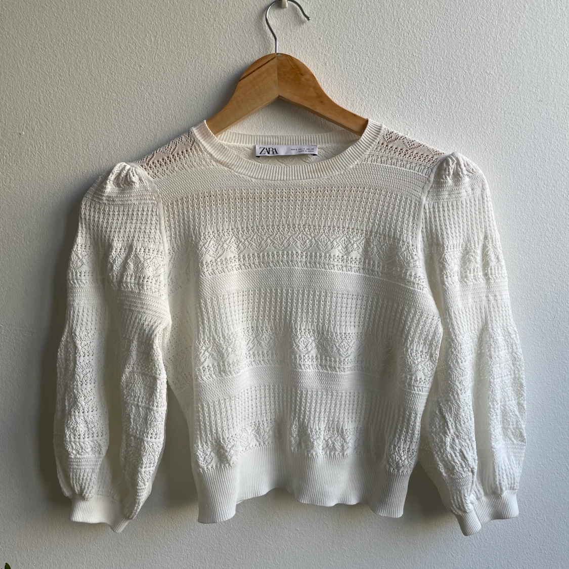 Vit mönstrad top med puff ärmar - 90