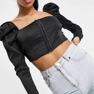 Topp - Kort topp från Femme Luxe köpt för 350kr har använt den endast en gång men säljer den för 250kr💕