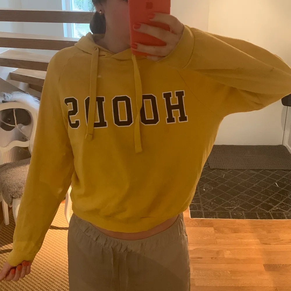 Skitsnygg hoodie med text på från Gina tricot! Senapsgul/ gul med svart text där det står ”HOODS” och luva där bak💕 Andvänd ett fåtal gånger och säljer då den är för liten🙌. Hoodies.