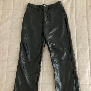 Lack byxor - Snygga lackbyxor. Knappt använda. Endast swish, köparen står för frakten.