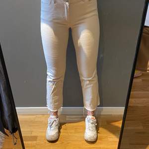 Krämvita croppade jeans från Aware, Vero Moda. Jeansen har storlek 27 i midjan och 30 på längden. Använda ett fåtal gånger :)