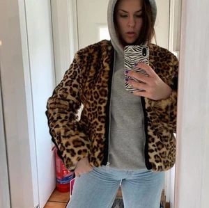 leo jacka - Snyggaste leo jackan! Storlek står ej, men skulle säga S! Som ny, använd max 2 gånger. Nypris ligger runt tusenlappen. Säljer för 100kr 🌈
