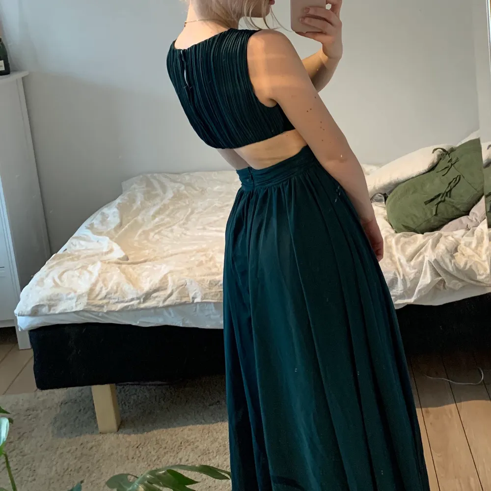 Super fin balklänning men öppen rygg och sidor, är mer grön i verkligheten! Köpte i två storlekar så säljer den ena som aldrig är använd. Jag har storlek S på bilden men säljer i XS💃. Klänningar.
