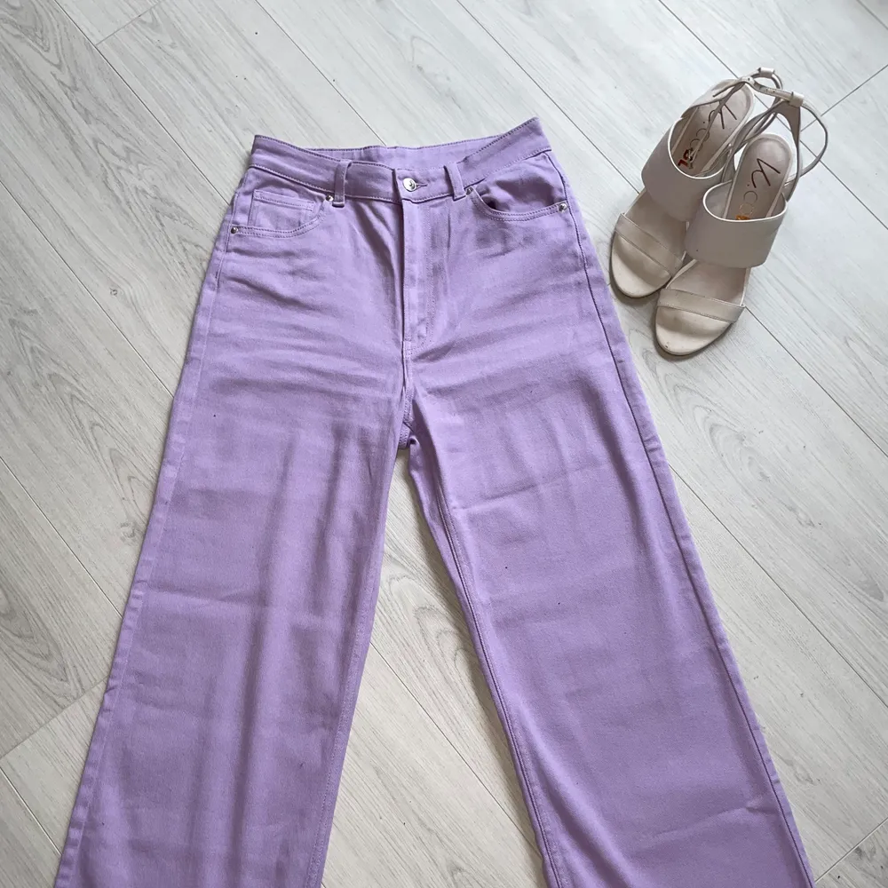 Säljer dessa fiiina lila byxor då jag aldrig använt dem 💜🔮 Sitter prima, runt bakdelen speciellt, och är av storlek 40 från HM 💕 Toppen säljes separat 🌸. Jeans & Byxor.