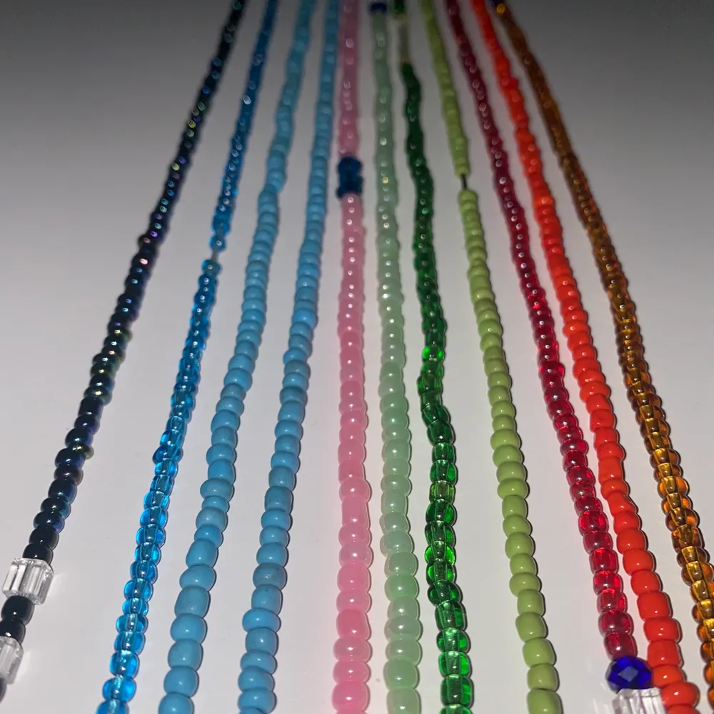Trendiga waist beads som passar perfekt till sommaren. I många afrikanska kulturen används dessa som en accessoar eller för att hålla koll på midjemått.                         DESSA BAND ÄR BESTÄLLNINGS GJORDA EFTER ÖNSKADE MÅTT :) ( färgerna går från vänster 1-11). Accessoarer.