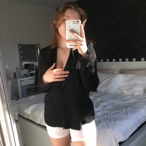 Superfin kostymjacka - En snygg kostymjacka från H&M i storlek 38🤍 Endast testad! Har två framfickor🤍 Ej strykt på bild🤍 Vaddering i axlarna!🤍