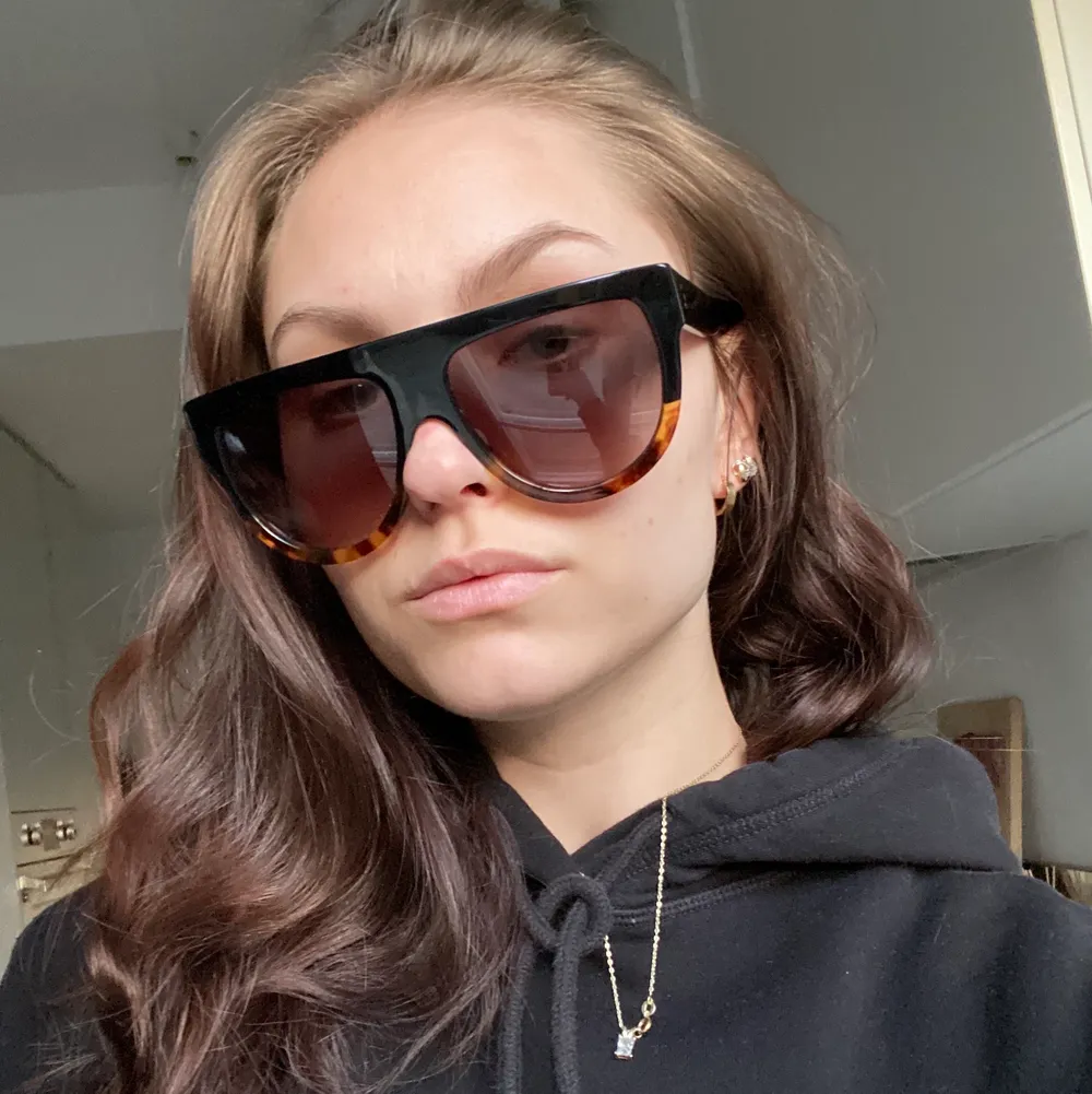 Köpta i Paris på Celine butik för 3000 kr. Modell aviator. Säljes pga köpte nya och använder inte dessa längre. Kom med prisförslag. Accessoarer.