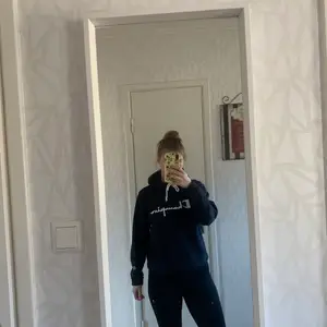 En snygg mörkblå hoodie från champion som ger en lite oversizedlook. Jag har vanligen XS-S och hoodien är i M och sitter bra. Därför är den lite liten i storleken. Färgen syns bäst när tröjan är på!🤩 Den är använd 2 gånger och är i nyskick. Köparen står för frakt 