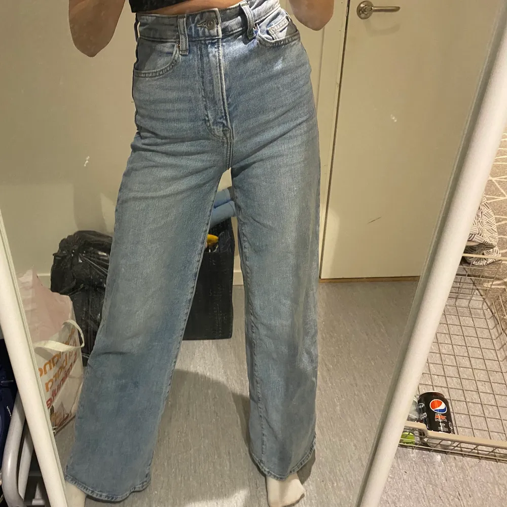 Ett par utsvängda jeans från h&m. Jätte fina men rensar garderoben och dom är lite för utsvängda för min smak! Är 164 cm och dom sitter perfekt 💓💓. Jeans & Byxor.