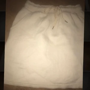 Beige kjol från prettylittlething.  - Beige kjol från prettylittlething. 100kr med frakt inräknat 