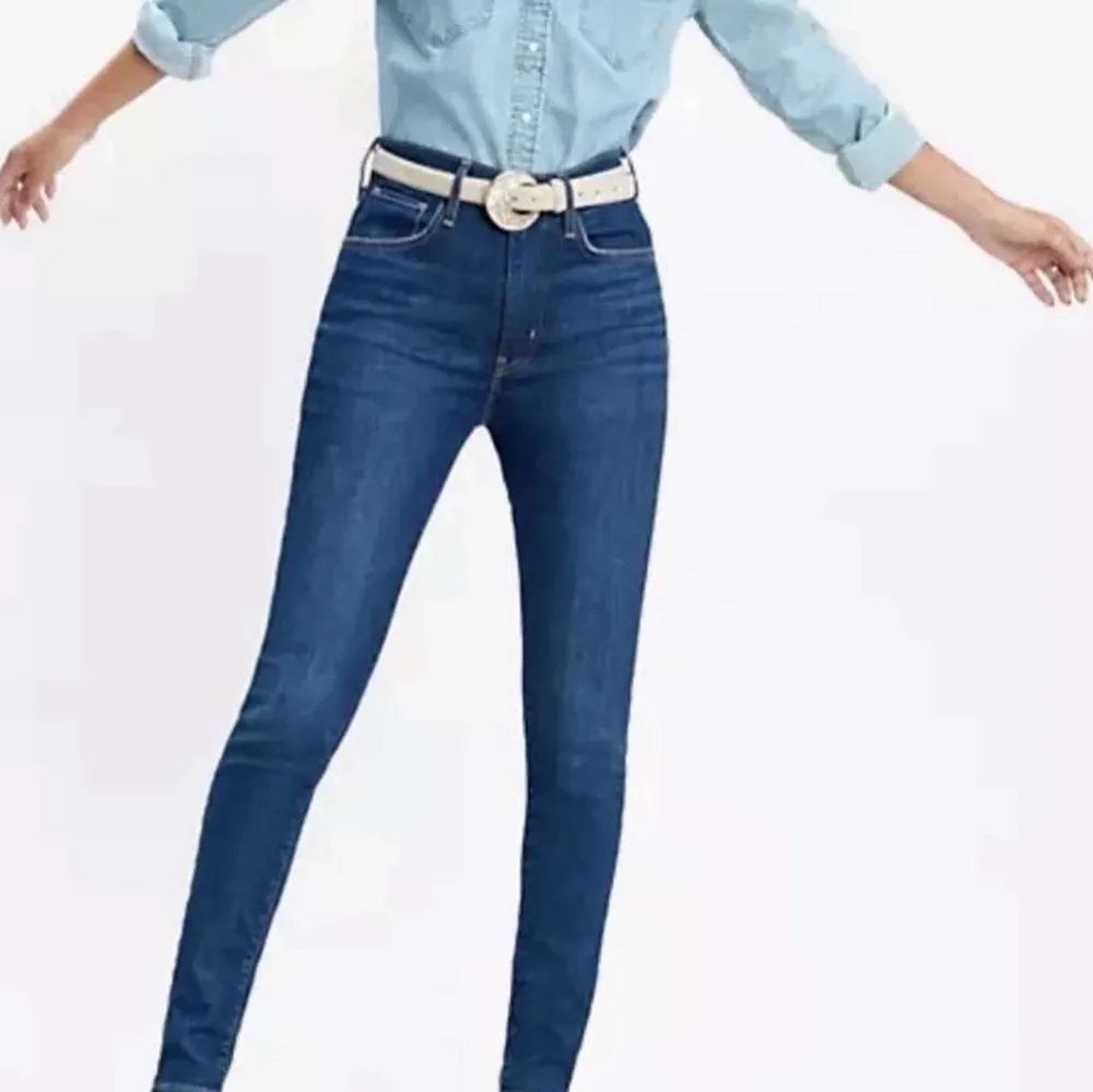 Ett par jeans från levis i bra skick, de är inte använda så många gånger. Storlek 25, priset går att sänka vid snabb affär. . Jeans & Byxor.