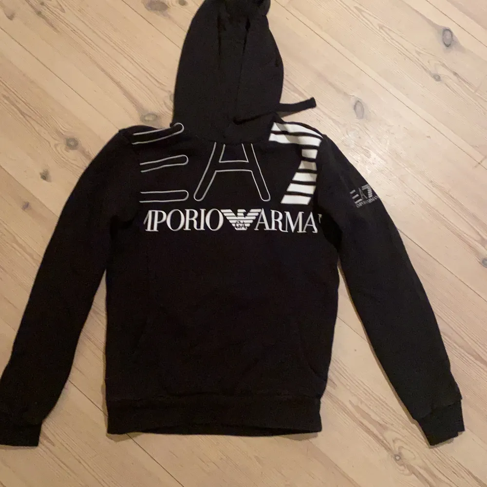 Hej! Jag säljer denna fina Armani hoodien. Den är i bra skick (knappast använd). Storlek xs. Hoodies.