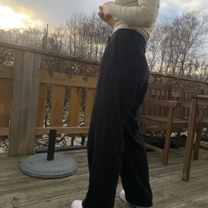 Linnebyxor svarta - Superfina och användbara linnebyxor, perfekt nu till vår och sommar! Str S och min kompis på bilden är 1,65. 150 kr +frakt. Buda i kommentarerna om fler är intresserad 🤎⚡️