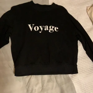 Svart sweatshirt - Svart sweatshirt med tryck. Köpt på Gina Tricot och endast använd ett fåtal gånger. Säljer då den inte längre är min stil.