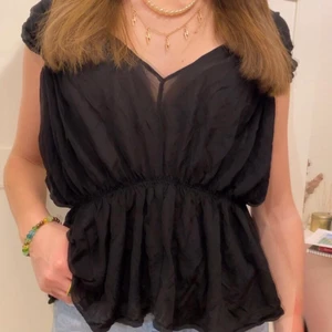 Svart blus - Svart blus från Tiger of Sweden i storlek S. Fint skick. Exkl frakt. Buda i kommentarerna. 