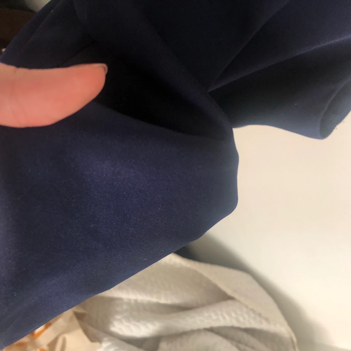 Mörkblå topp i satin - 91