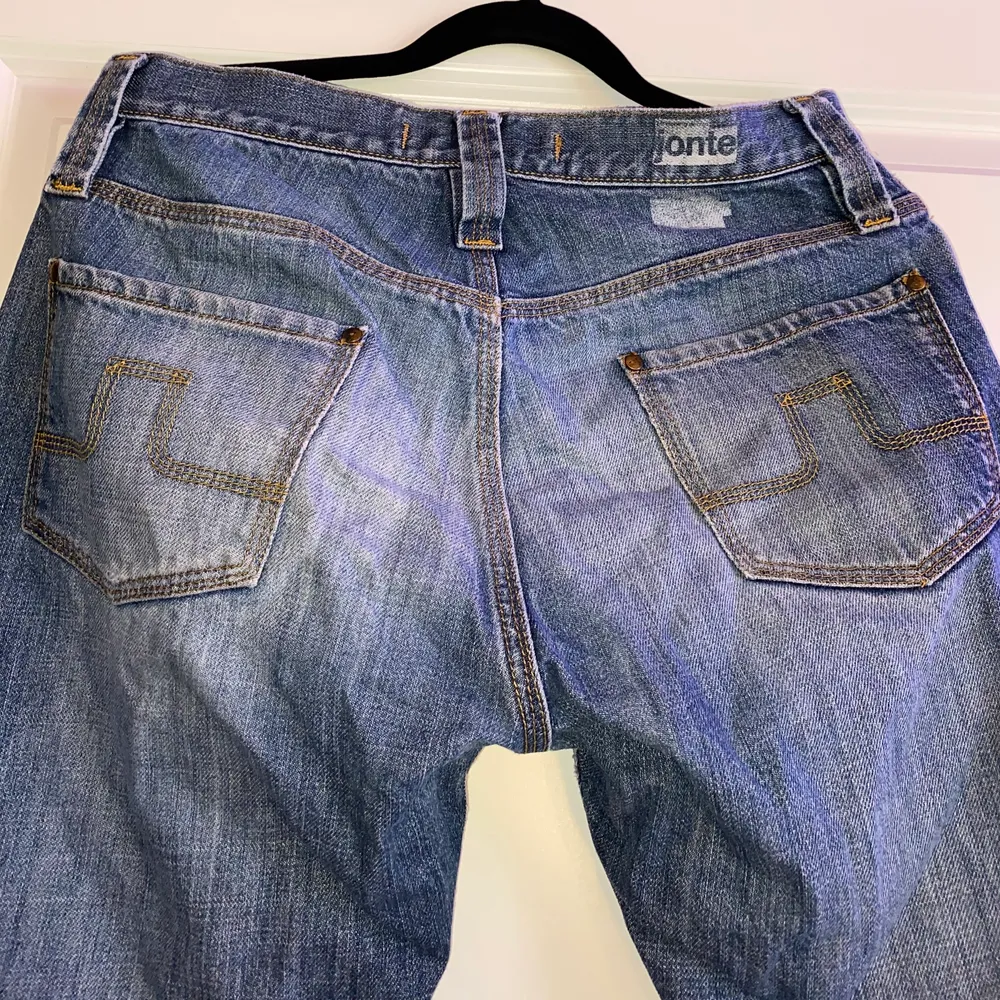 Jag säljer ett par mörkblåa jeans. De är ”pösiga” i modellen. Fint skick och endast testade 1 gång. OBS!  De är ganska så stora i mindjan på mig. Bilderna kanske inte vart jättefina men kontakta mig privat här på plick för bättre bilder, ex när jag har de på mig o.s.v. Det går att pruta på priset men jag sätter detta pris eftersom det är GRATIS frakt! Fickor finns på baksidan (se bild). . Jeans & Byxor.