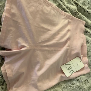 Cykelbyxor  - Hej! Säljer dessa fina cykelbyxor från Zara köpta för en vecka sedan, i Storleken M. Tyvärr så kände jag att detta inte riktigt passade på mig, så säljer dom istället. Ordinarie pris är 89 kr och säljer dom för 80 kr. Frakt diskuteras vid intresse av köp. 💖🙌🏻💗 