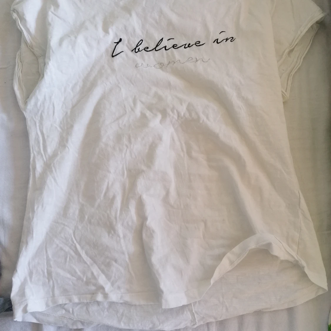 Vit t-shirt med text - 90