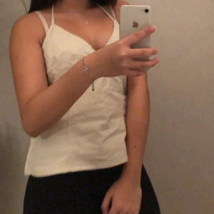 Topp - Står i storlek 40. Passar ungefär en i M. Banden går att knyta!