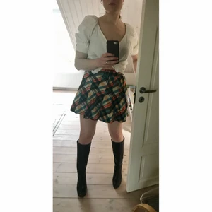 Rutig färgglad vintage kjol stl S, Checkered colourful vintage skirt size S - Rutig färgglad vintage kjol stl S, med hög midja, varmare tjockt tyg men sticks inte. Midjemått 65cm, det står strl 38 i men jag uppskattar den till strl S då den är kanska liten i storleken. Köpt på vintage i Paris 🧡 Jag lägger upp nytt då och då, Följ mig gärna för kommande annonser 