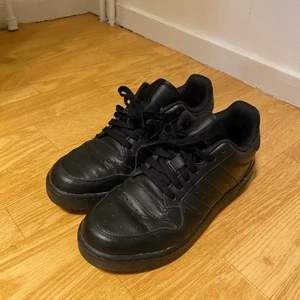 Adidas skor - Har ett par super fina adidas skor, tyvärr är dom lite för smala för mina fötter då jag inte använder dom, har använt dom ett par gången men tyvärr kan jag inte ha dom, storlek 38