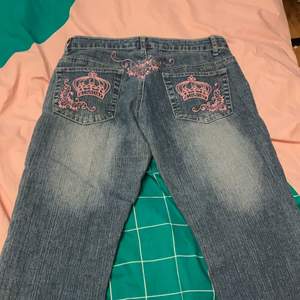 Ett par snygga jeans jag vet inte riktgit vad det är för märke men ser väldigt lika ut som Victoria Beckham men det är det tycärr inte. Frakt: 66 
