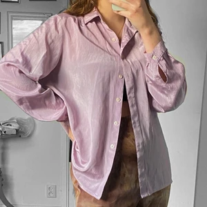 Lila blus - Ljuslila blus, knappt använd. Skönt material