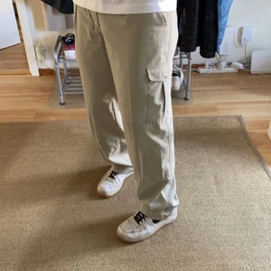 Baggy skate byxor - As coola beiga loosefit skate byxor med en ficka på ena sidan. De är helt raka i modellen och i stolekW33 L31. 