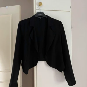 Kavaj - Säljer denna kavajen från kappahl. Sparsamt använd så i mycket fint skick.