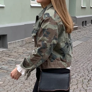 Jeansjacka i militär - Jeansjacka i militär från Gina🤍🤍